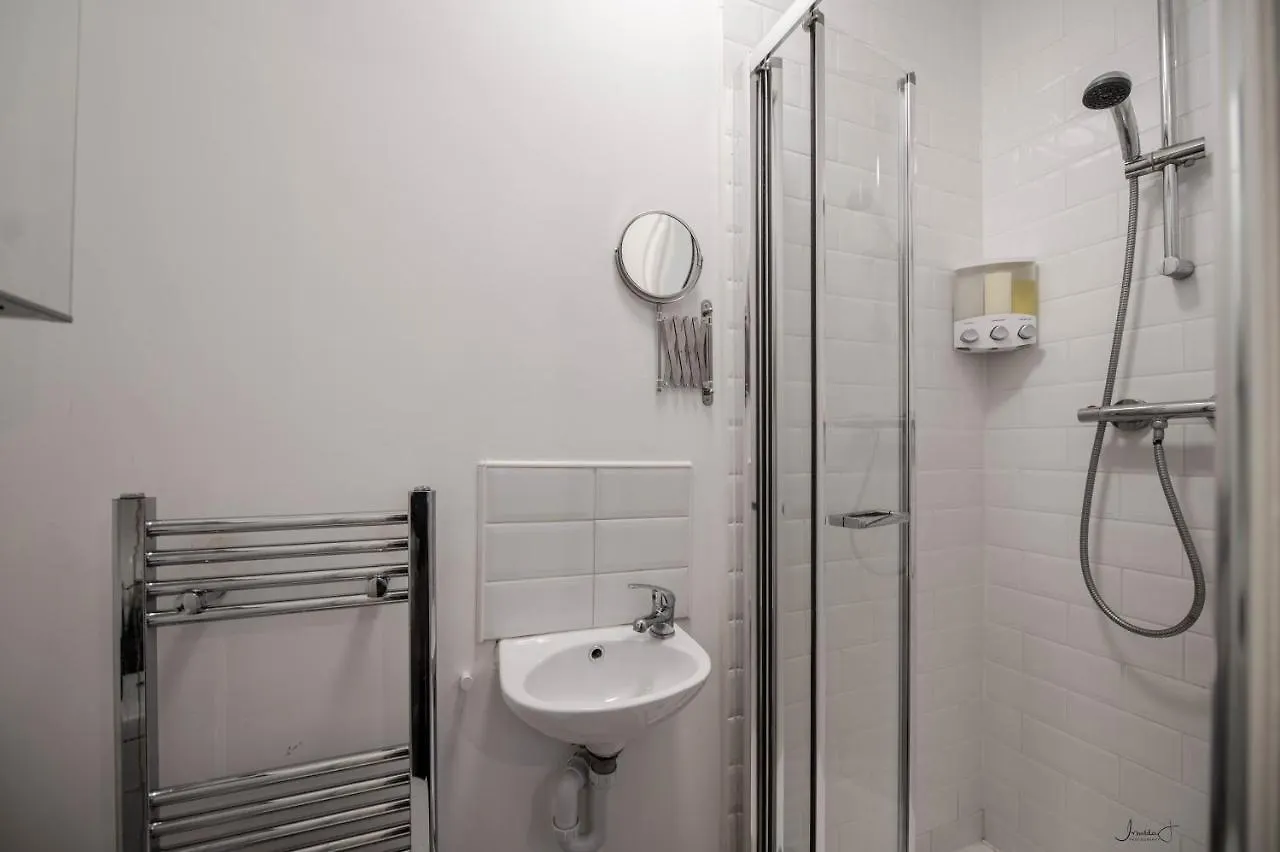Roberts Residence Doncaster 3*,
